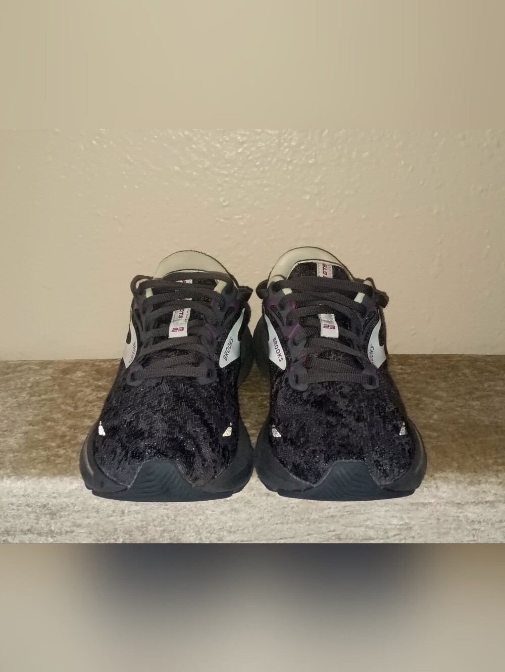 Brooks Adrenaline GTS 23 with small tear on the outter heal as seen in picture. - Picture 4 of 7